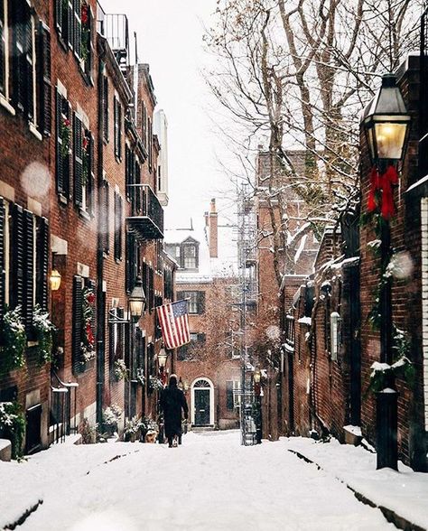 The halls are decked on Acorn Street. #boston #regram : @vic_nkt Acorn Street Boston, Winter In Boston, Boston Massachusetts Travel, Boston Aesthetic, Boston Winter, Beacon Hill Boston, Massachusetts Travel, Boston Travel, Beacon Hill