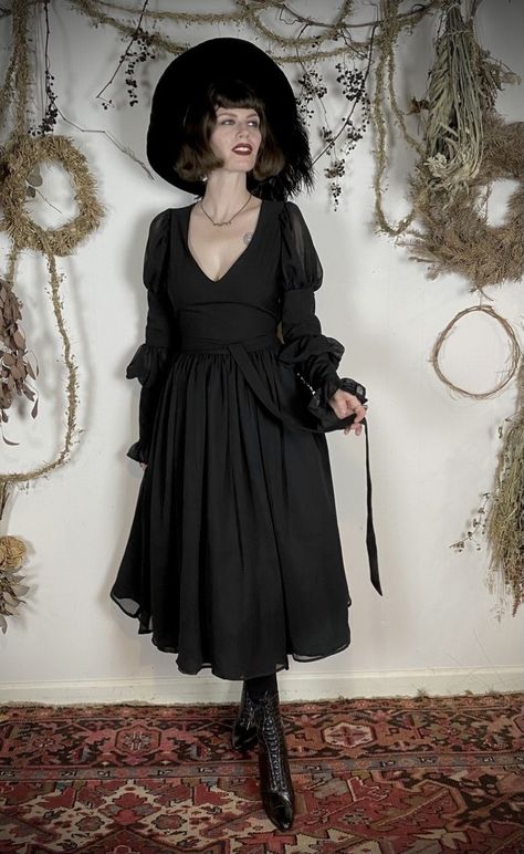 Modern Witch Style, Gothic Cottagecore Fashion, Dark Hobbitcore, Modest Goth Fashion, Southern Gothic Aesthetic Fashion, Dark Cottagecore Aesthetic Outfits, Dark Cottagecore Dress, Goth Cottagecore Fashion, Dark Cottagecore Outfits