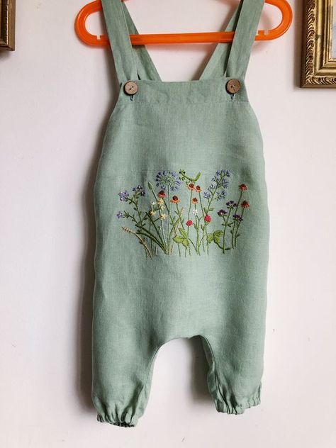 Baby overalls with embroidered wildflowers and a praying mantis. Baby Mode, Diy Bebe, Baby Bonnets, 자수 디자인, Childrens Dress, Diy Baby, Baby Outfits