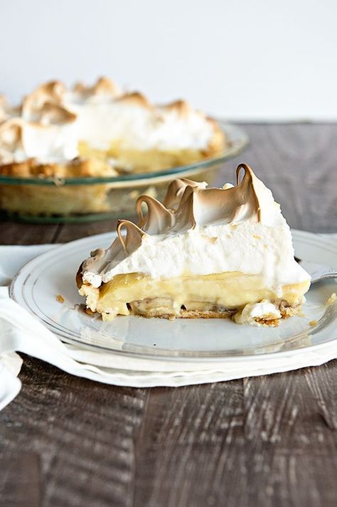 A Classic Banana Cream Pie Recipe that my grandma used to make!  Click thru for this comfort dessert at dineanddish,net Merangue Pie, Homemade Banana Cream Pie, Snickers Torte, Lemon Meringue Pie Easy, Banana Cream Pie Recipe, Once Upon A Chef, Banana Pie, Meringue Pie Recipes, Trisha Yearwood