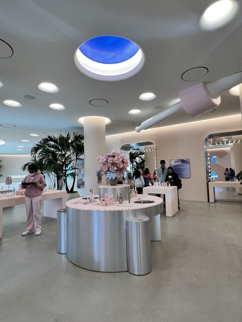 Glossier Office, Glossier Display, Glossier Pop Up Store, Glossier Flagship Store, Glossier Pop Up, Glossier Store, Green Skincare, Store Design Boutique, Retail Store Design