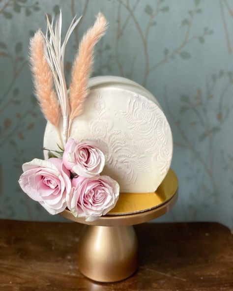 Top Forward Cake, Spring Wedding Cakes, 17 Cake, Poker Cake, Blush Wedding Cakes, Circle Cake, Wedding Cake Pearls, Spring Wedding Cake, Big Wedding Cakes