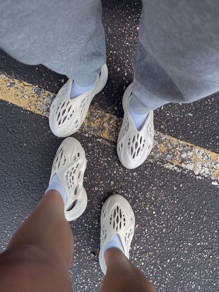 Slipper Outfit, Foam Runners, Couple Sneakers, Yeezy Outfit, Shoes Outfit Fashion, Couple Shoes, Fresh Shoes, Matching Couple Outfits, Hype Shoes