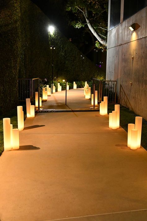 Night Event Decoration, Event Entrance Decoration, Pathway Lighting Wedding, Prom Walkway Ideas, Prom Entrance Ideas Entryway, Wedding Driveway Decor, Outdoor Gala Event, Gala Entrance Ideas, Fundraising Gala Decor