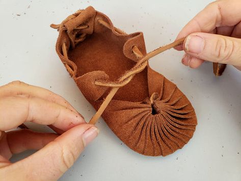 Leather Moccasins Diy, How To Make Moccasins, Baby Moccasin Pattern, Diy Moccasins, Moccasin Pattern, Sandals Patterns, Kids At Home, Shoes Diy, Handmade Leather Shoes