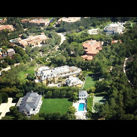 mansions in Beverly Park in Los Angeles from the sky Rich Neighborhood, Houses Neighborhood, Celebrities Homes, Mansion Homes, Beverly Park, Awesome Houses, La Life, Castle Mansion, Melrose Place