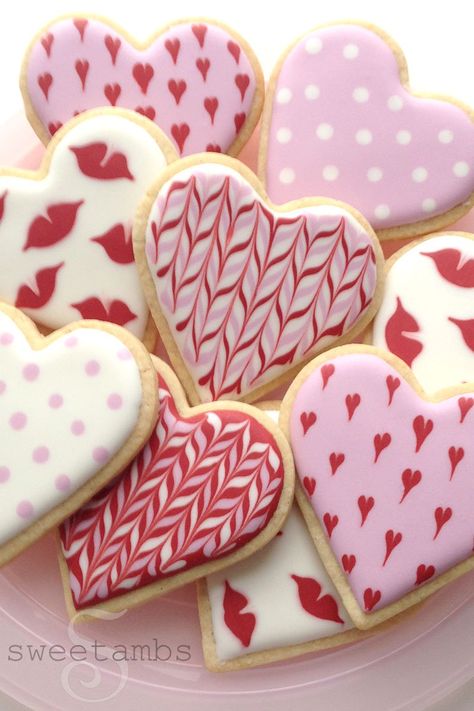 Valentine Cookies Decorated, Valentines Day Sugar Cookies, Cookies Cupcake, Valentine Sugar Cookies, Valentines Baking, Shaped Cookies, Heart Shaped Cookies, Sugar Cookie Designs, Valentines Day Cookies