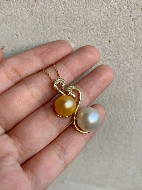 Pearl Pendant Designs Gold, Pearl Pendant Designs, Mugappu Design, Marriage Clothes, Wedding Jewelry Necklace, Bangle Collection, Pearl Halo, Pearl Wedding Jewelry, Jewel Design