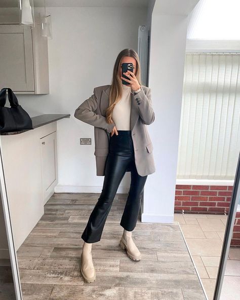 Sally pe Instagram: „Happy Friday people! Repping full Zara tonight! Does anyone else have these roll necks in all colours? Literally an absolute staple I tell…” Leather Flare Pants Outfits, Leather Trousers Outfit, Cute Christmas Outfits, Leather Pants Outfit, Trouser Outfit, Zara Boots, Zara Jumpsuit, Zara Mini, Flared Leggings