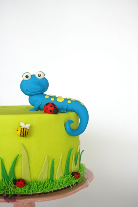 The Happy Lizard Cake Lizard Party, Lizard Cake, Bug Birthday Cakes, Snake Cakes, Twins Party, Reptile Party, Bug Party, Jungle Cake, Animal Cupcakes