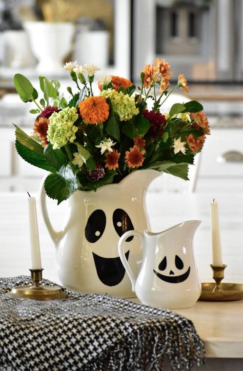 White Pitchers, Simple Halloween Decor, Decorating Halloween, Neutral Halloween, Disney Wreath, Witches Night Out, Halloween Decorating Ideas, Idea For Halloween, Classy Halloween Decor