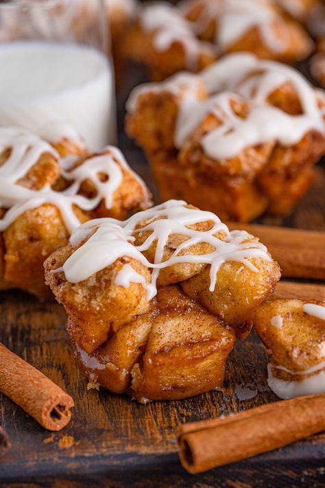 Ooey Gooey Cinnamon Rolls, Mini Monkey Bread, Biscuit Monkey Bread, Pilsbury Recipes, Cinnamon Monkey Bread, Monkey Bread Muffins, Gooey Cinnamon Rolls, Cinnamon Roll Monkey Bread, Cinnamon Glaze