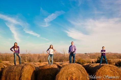 Hay Bale Pictures, Hay Bale Photoshoot, Hay Bales Photography, Family Farm Photos, Farm Family Pictures, Hay Bale Art, Cousin Pictures, Cute Couples Cuddling, Family Photo Pose