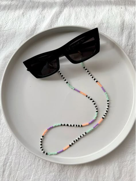 Diy Glasses Chain, Beaded Sunglasses Chain, Diy Jewelry Videos, Sunglasses Colorful, Diy Sunglasses, Diy Glasses, Beaded Sunglasses, Boho Jewelry Diy, Eyeglasses Chain