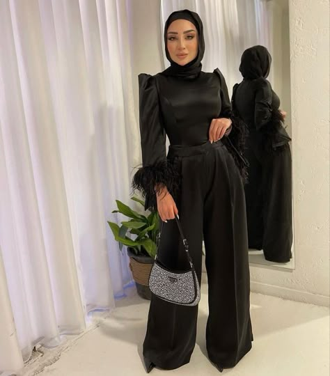 Hijabi Jumpsuit Outfit Soiree, Party Jumpsuits For Women Classy, Hijab Jumpsuit Party, Simple Soiree Outfit, Fancy Hijabi Outfits, Hijab Evening Dress Classy, Soiree Outfits For Hijab, Jumpsuit Soiree, Veiled Clothes