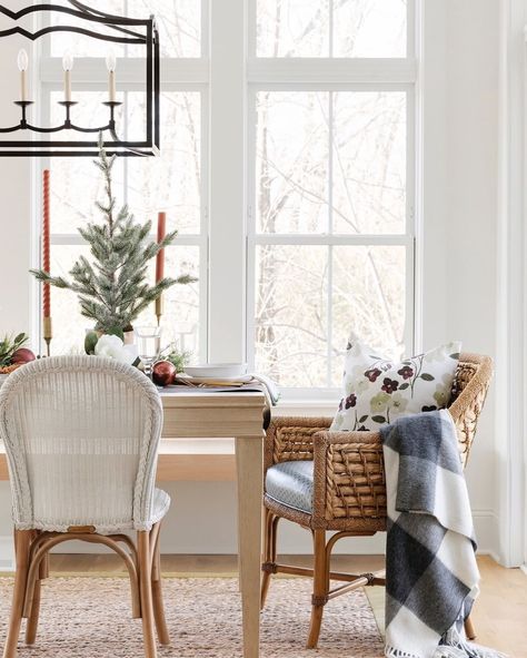 826 Likes, 50 Comments - Bria Hammel Interiors (@briahammelinteriors) on Instagram: “15 days until Christmas! Feeling the pressure yet? We're with ya! Luckily, @thehouseofbrookeandlou…” White Dining Room Furniture, Dining Tables And Chairs, Woven Dining Chairs, Tables And Chairs, Days Until Christmas, Wicker Chairs, Dining Living Room, Floral Pillows, Breakfast Room