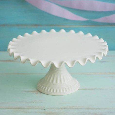 Ceramic Cake Stand, Cocina Shabby Chic, Cake Stand Ceramic, Cake Pedestal, Cake And Cupcake Stand, Party Planners, Dessert Stand, Cake Display, Ceramics Ideas Pottery