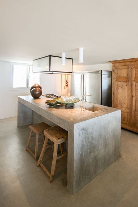 Dapur Rustic, Concrete Kitchen Island, Industrial Kitchen Island, Replacing Kitchen Countertops, Industrial Kitchen Design, Concrete Countertops Kitchen, Concrete Kitchen, Concrete Countertops, Trendy Kitchen