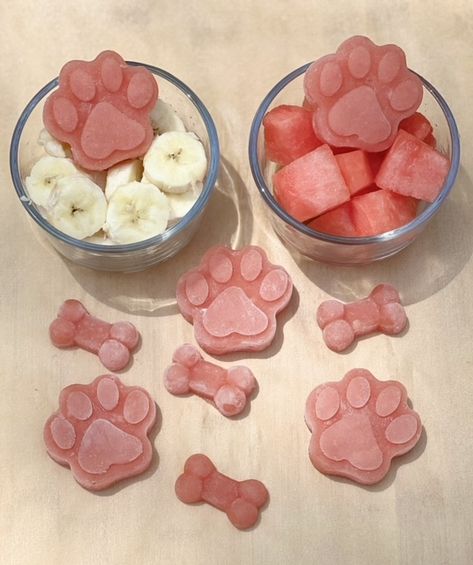 Watermelon Banana Dog Treats (No Yogurt) Watermelon Treats For Dogs, Watermelon Dog Treats Frozen, Watermelon Dog Treats, Puppy Treats Homemade, Frozen Dog Treats Recipes, Easy Homemade Dog Treats, Banana Dog Treats, Watermelon Dog, Easy Treats To Make