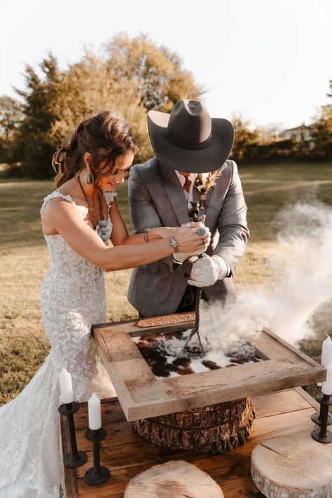 We have listed down 18 best western wedding ideas for you - all the charming elements and details that make it the best choice for an event as momentous as your wedding. Unity Ceremony Ideas, Country Wedding Pictures, Western Wedding Ideas, Country Western Wedding, Flower Girl And Ring Bearer, Western Style Wedding, Western Themed Wedding, Cowgirl Wedding, Country Theme Wedding