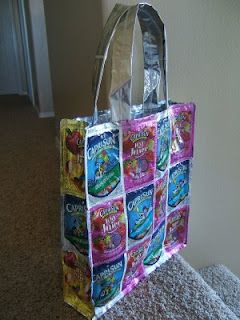 Repurpose DIY- Make a Tote Bag from juice pouches (Caprisun or other brand like it) Great gift idea too! Sun Crafts, Juice Pouch, Purse Tutorial, Capri Sun, Pouch Tutorial, Sewing Purses, Recycled Projects, Kids Create, Upcycle Recycle