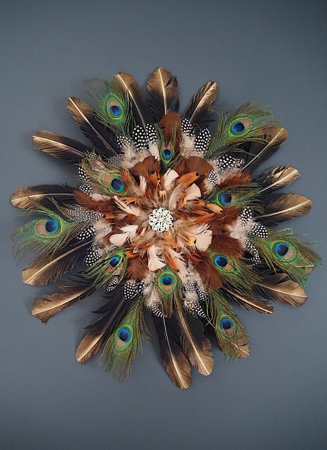 Diy Feather Wall, Feather Crafts Diy, Peacock Wreath, Peacock Crafts, Diy Feather, Feather Wall Decor, Feather Diy, Feather Wreath, Juju Hat