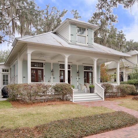 Small-Town Cottages We Would Love to Call Home House Plans Southern, Florida Cottage, Exterior Home Design, Southern Living House Plans, Palmetto Bluff, Bluffton Sc, Cottage Wedding, European Farmhouse, Southern House Plans