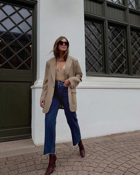 Aritzia on Instagram: “She’s got good jeans. @darjabarannik in The Farrah Wide Leg by Denim Forum. - #aritzia #babaton #denimforum #ootd” Fall Minimalist Outfit, Darja Barannik, Oversize Blazer Outfit, Beige Blazer Outfit, Fall Wonderland, Look Jean, Daily Fashion Inspiration, Chique Outfits, Beige Blazer