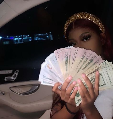 Image in — 𝐫𝐢𝐜𝐡 𝐛*𝐭𝐜𝐡 𝐟𝐥𝐮 💵 . collection by 𝐇𝐄𝐑 Holding Money, Online Jobs For Moms, Girl Gang Aesthetic, Lil Mama, Money Stacks, Money Pictures, Rich Girl Lifestyle, Money On My Mind, Social Media Jobs