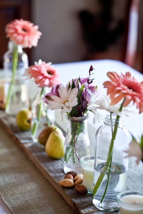 love this for a dinner party Spring Table Settings, Bridal Shower Centerpieces, Autumn Table, Shower Centerpieces, Pretty Tables, Spring Table, Festive Tables, Table Centers, Party Table