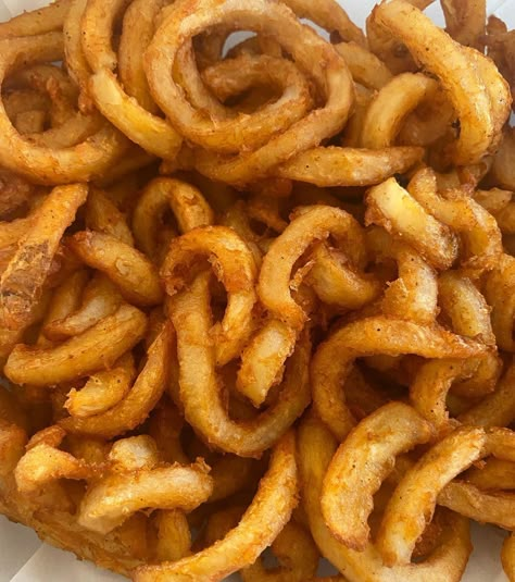 Devon Rushton • Philly based on Instagram: “curly fries are the best form of potato. yup. I said it.” Curly Fries Aesthetic, Map Sketch, Curly Fries, Delicacy Food, Food Therapy, Potato Fries, Yummy Comfort Food, Food O, Food Drinks Dessert