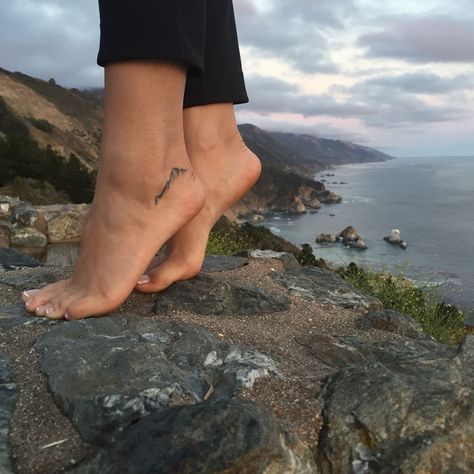 Tattoo Mountain, Tattoo Nature, Tattoos Mandala, Anklet Tattoos, Tattoos Geometric, Delicate Tattoo, Mountain Tattoo, Tattoo Life, Foot Tattoo