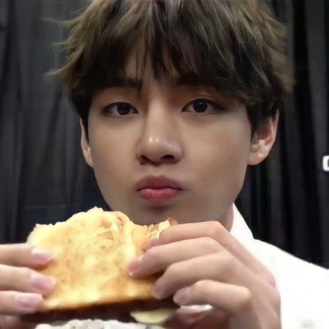 Eating Gif, I Love My Husband, Cheek Kiss, Love My Husband, Kim Taehyung Funny, Kim Taehyung Wallpaper, Album Bts, V Taehyung, Bts Video