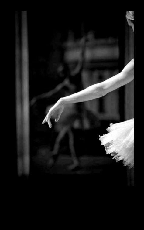 ByN …. Ballet Beauty, Dance Like No One Is Watching, Ballet Photos, Black And White Photograph, Shall We Dance, Ballet Photography, Ballet Beautiful, Foto Poses, Dance Photos