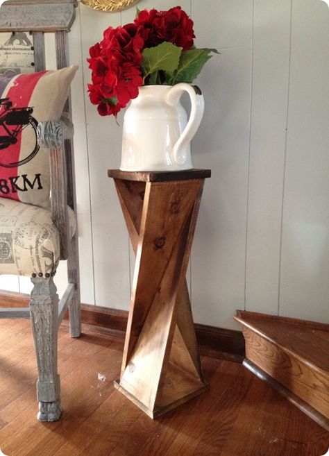 Wood Projects ~ Make this DIY twisted wood side table for around $6. It only takes a couple of hours to build! Diy Side Table, Carpentry Projects, Diy Holz, Wood Plans, Wooden Projects, Side Table Wood, Woodworking Furniture, Easy Woodworking Projects, Woodworking Projects Diy