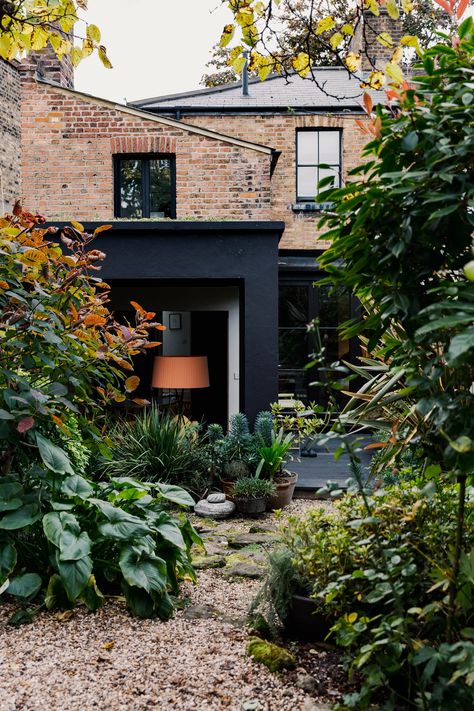 Lots Of Plants, Jungle Gardens, Courtyard Gardens Design, Victorian Cottage, London House, Casa Exterior, City Garden, Back Gardens, Courtyard Garden