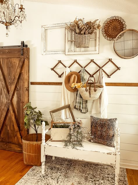 Farmhouse Entry, Antique Vintage Decor, Farmhouse Entryway, Casa Country, Interior Vintage, Decor 2024, Vintage Farmhouse Decor, Farmhouse Fall Decor, Farmhouse Interior