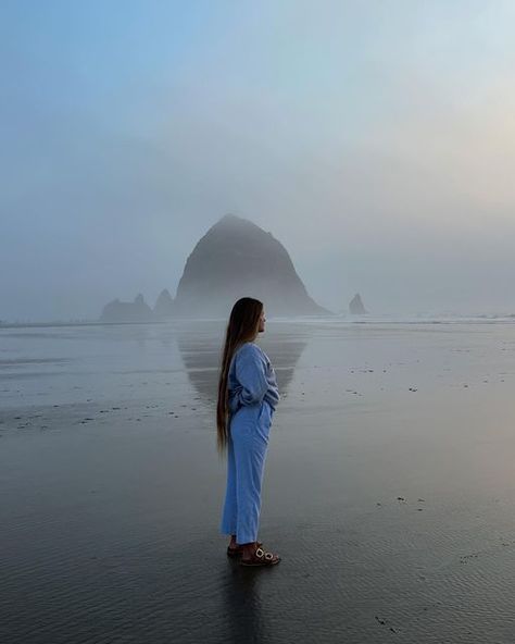 Oregon Aesthetic Outfits, Seaside Oregon Outfit, Oregon Beach Outfit, Oregon Picture Ideas, Oregon Instagram Pictures, Oregon Coast Photoshoot, Oregon Beach Photoshoot, Cannon Beach Oregon Aesthetic, Oregon Aesthetic