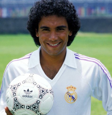 Hugo Sánchez (1958). 🇲🇽 Temporadas (7) 1985-1992. Ligas (5). Copa (1). Copa UEFA (1). Pichichi (4) 1986, 1987, 1988 y 1990. Bota de Oro (1) 1990. Goles: 208 (6º máximo goleador. Hugo Sanchez, Mexico Soccer, Legends Football, Nba T Shirts, Retro Football, Real Madrid, Fifa, All Star, San Diego