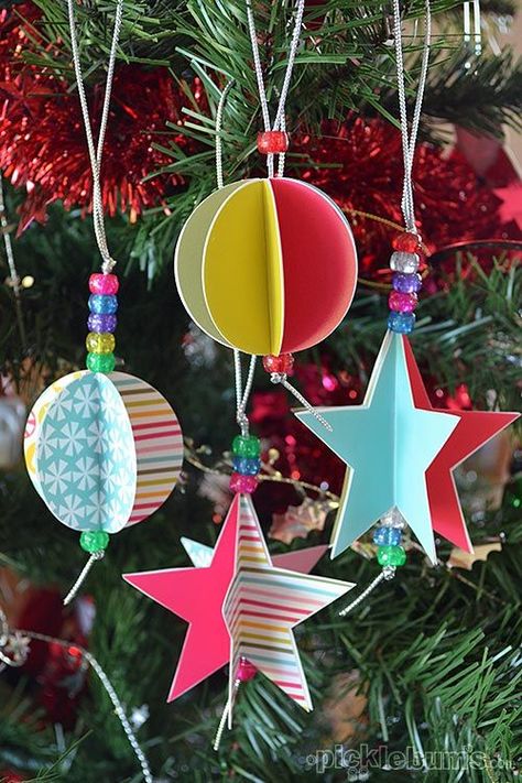 Homemade Christmas Ornaments Diy, Diy Christmas Videos, Diy Tree Decor, Paper Christmas Decorations, Large Christmas Baubles, Pencil Christmas Tree, Traditional Christmas Tree, Ribbon On Christmas Tree, Navidad Diy