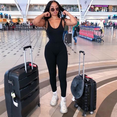 Fiona Michelle, Plane Outfit Airport Style, Airport Style Summer, Airport Attire, Cute Airport Outfit, Cancun Outfits, Comfy Airport Outfit, Plane Outfit, Airport Outfit Summer