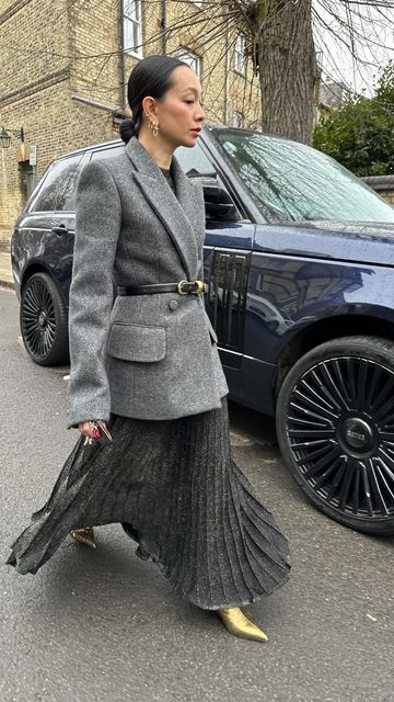 Khaite Boots Outfit, Oversized Belt Outfit, Khaite Street Style, Thick Belt Outfit, Top Layering Outfit, Long Grey Coat Outfit, Belted Outfits, Belted Blazer Outfit, Midi Skirt Fall Outfit