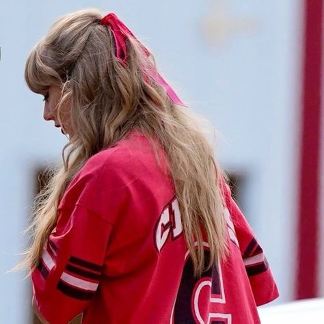 Taylor Swift Cute Icon, Taylor Swift Layout, Red Taylor Swift Wallpaper, Taylor Swift In Red, Taylor Red Era, Pfp Taylor Swift, Taylor Swift Heart, Icons Taylor Swift, Iconic Taylor Swift