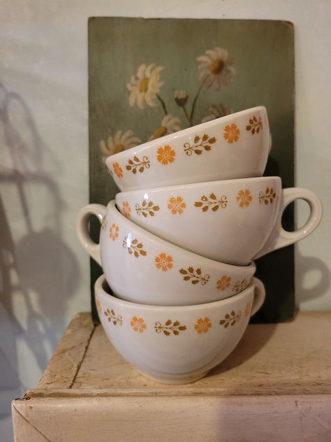 Set of 4 vintage Shenango China restaurant coffee cups. Cute little pattern of  leaves and flowers. No breaks or cracks but has some light staining around handles. Very good condition. These are great cups for outdoor bonfires! I use some of mine for that purpose. Coffee Mugs Aesthetic, Luna Fashion, China Restaurant, Vintage Coffee Cups, Vintage Mug, Pretty Cups, Cappuccino Cups, Cute Cups, Cottage Kitchen