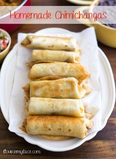 Chimichangas. Auténtico con no mucho tiempo, perfecto para las fiestas o otros occaciones. Homemade Chimichangas, Mexican Food Recipes Appetizers, Authentic Mexican Recipes, Authentic Mexican Food, Mexican Appetizers, Food Meals, Mexican Foods, Mexican Cooking, Hispanic Food