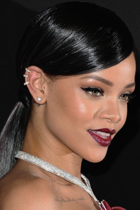 Double Ear Piercing, Bad Girl Riri, Rihanna Makeup, Looks Rihanna, Rihanna Hairstyles, Double Ear Piercings, Pink Tourmaline Crystal, Rihanna Looks, Bad Gal Riri