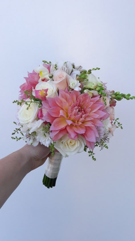 Flower Bouquet Green, Prom Bouquet Ideas, Elegant Flower Arrangements, Best Bouquet, Bouquet Flowers Wedding, Prom Flowers Bouquet, Homecoming Flowers, Good Morning Dear, Prom Bouquet