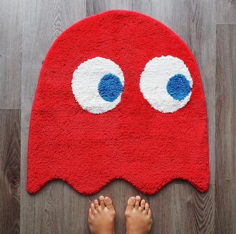 Red ghost from pacman shaped carpet Jelly Bath, Red Bathroom Rugs, Cool Apartment, Vibrant Bathroom, Rugs Cute, Funny Bath Mat, Funky Bedroom, Funny Housewarming Gift, Red Ghost