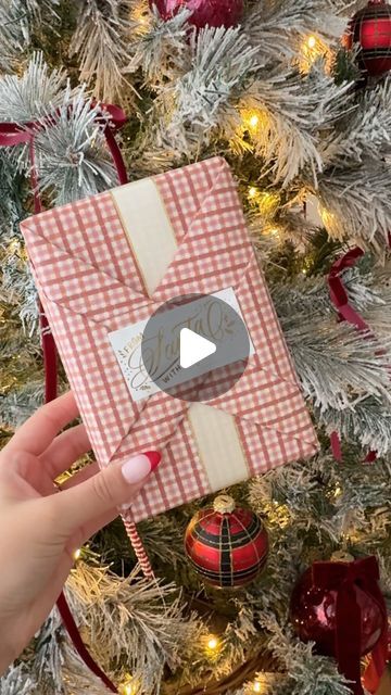 Beautiful Wrapped Presents, How To Wrap A Present With Ribbon, Brown Paper Gift Wrap, Holidays Ideas, Wrapping Presents, Gifts Wrapping Diy, Brown Paper Packages, Holiday Wrap, Wrapping Gifts