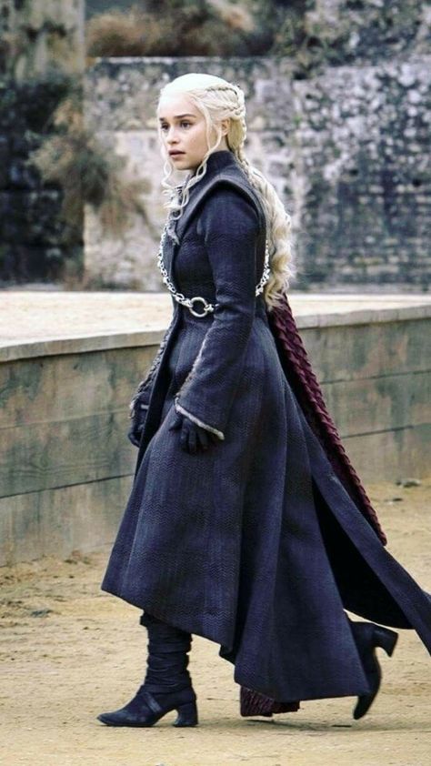 Daenerys Targaryen - Game of Thrones S7E7 Daenerys Targaryen Video, Daenerys Cosplay, Dessin Game Of Thrones, Daenerys And Jon, Daenerys Stormborn, Got Costumes, Game Of Thrones Costumes, Game Of Throne Daenerys, Game Of Thrones Quotes